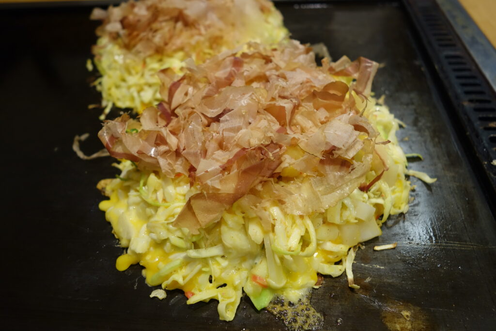 Delicious flakes of katsuobushi are sprinkled on top.