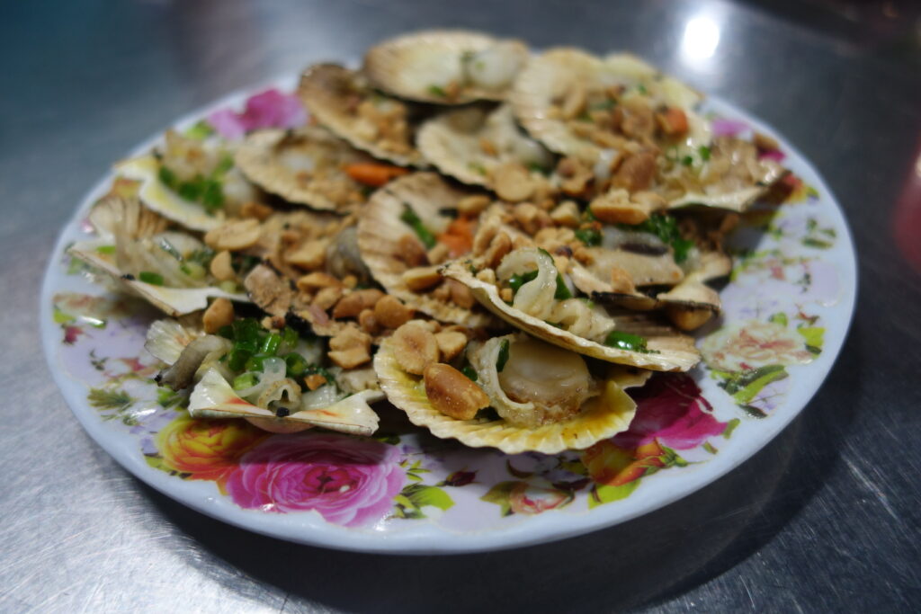 Sò điệp nướng mỡ hành - scallops grilled with green onion and peanut