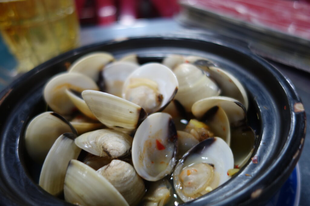 Nghêu hấp sả - clams steamed in lemongrass and chili.